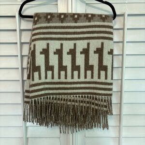 Tumi Brown And‎ White El Paca Print Blanket